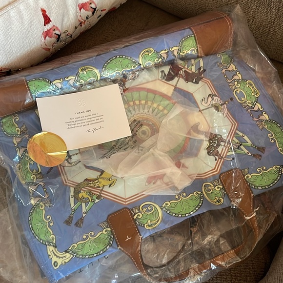 π PRICE DROP!!π²π
π»β€οΈ NWT TORY BURCH ELLA CAROUSEL TOTEπ - Picture 4 of 4